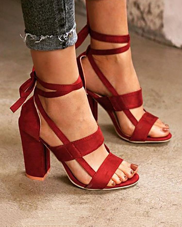 Sandales à talons épais de couleur unie à la mode