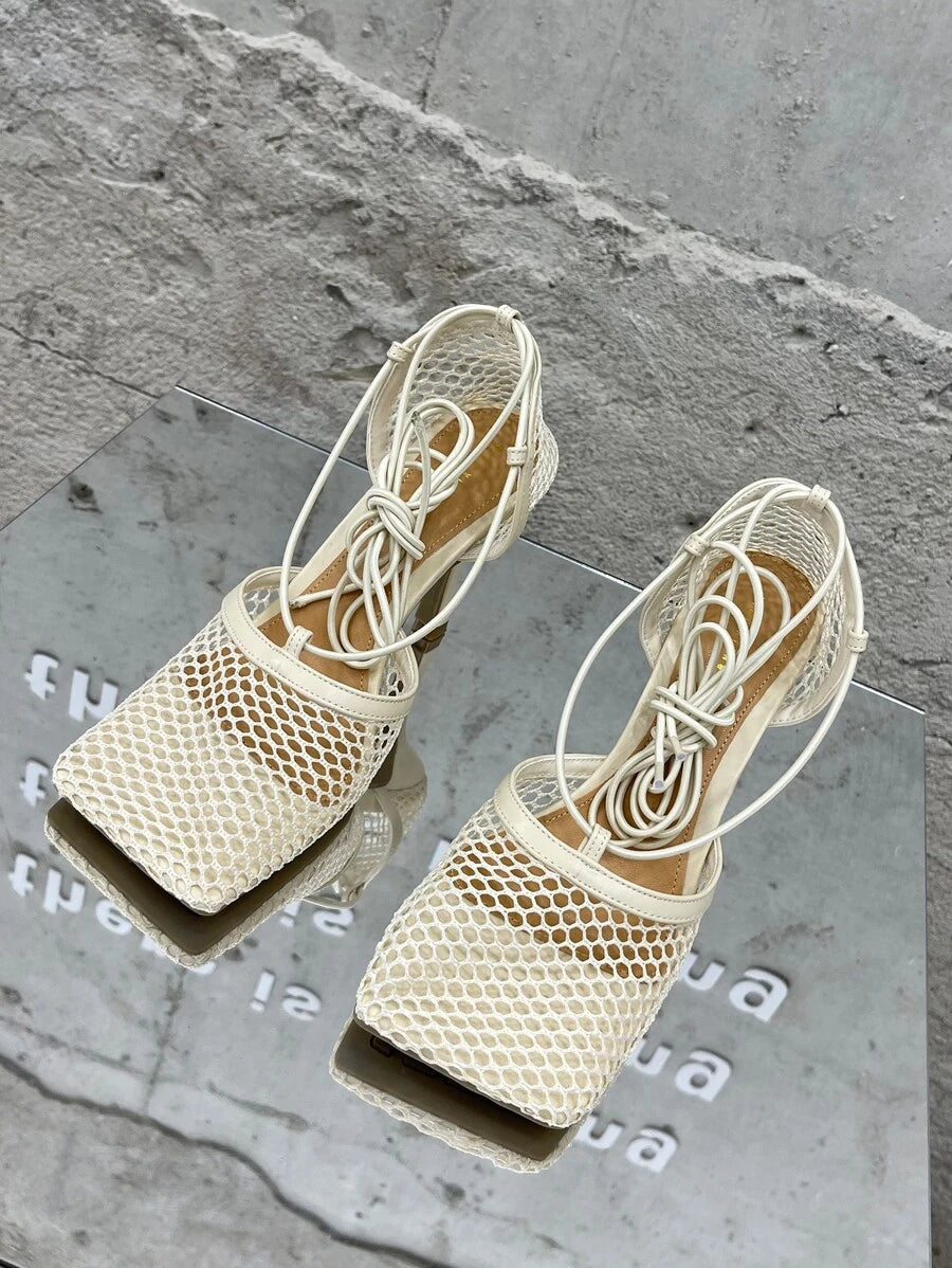 Sandale à lacets à bout carré avec empiècement en mesh