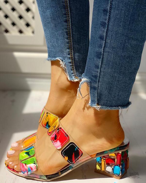 Sandales à talons épais avec appliques géométriques colorées