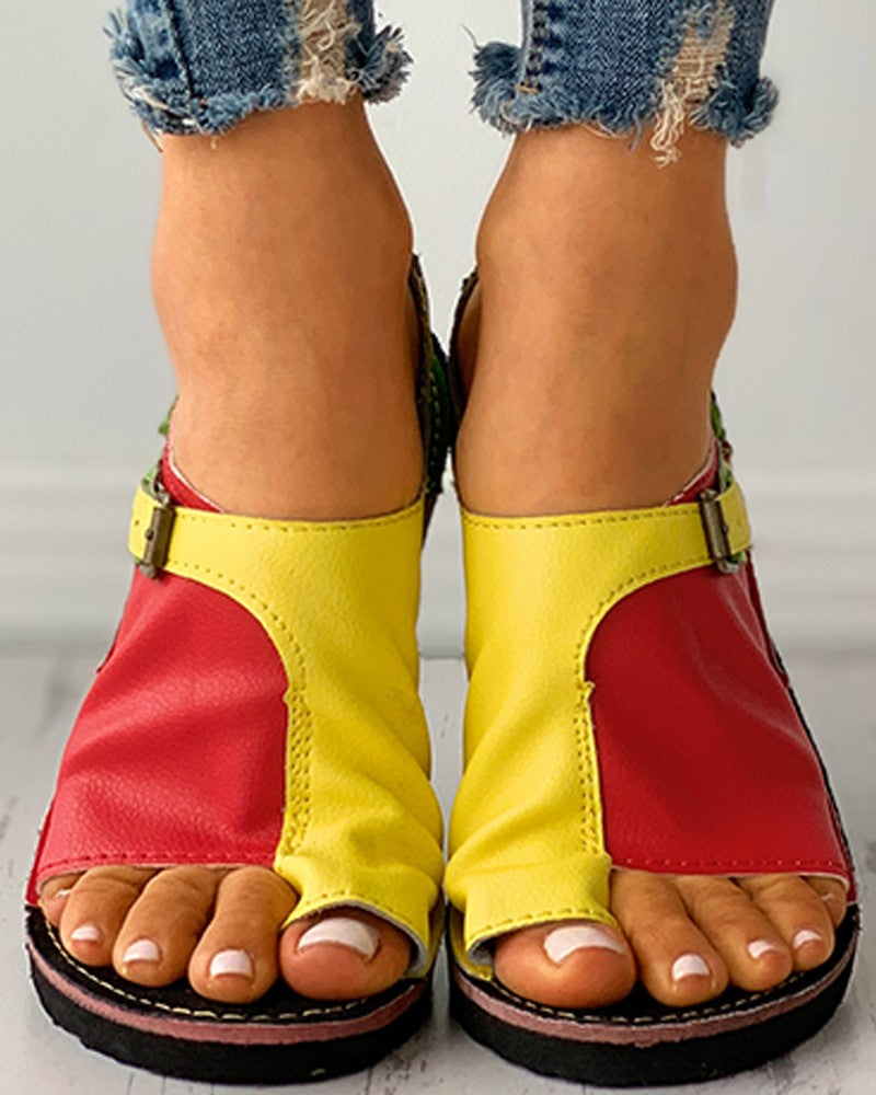 Sandales plates à boucle et anneau d'orteil en blocs de couleurs