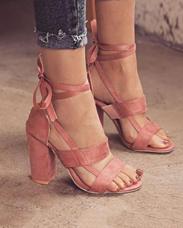 Sandales à talons épais de couleur unie à la mode