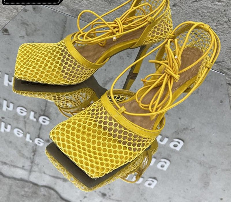 Sandale à lacets à bout carré avec empiècement en mesh