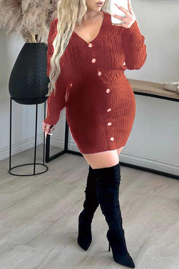 Mini-robe féminine en tricot torsadé à col en V et à simple boutonnage