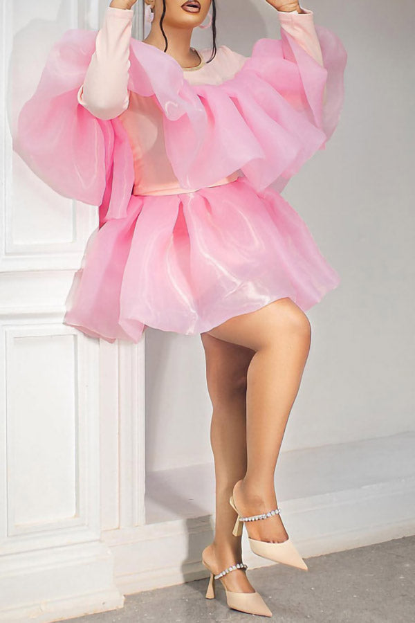 Jolie mini-robe gonflée à manches longues rose à volants en maille