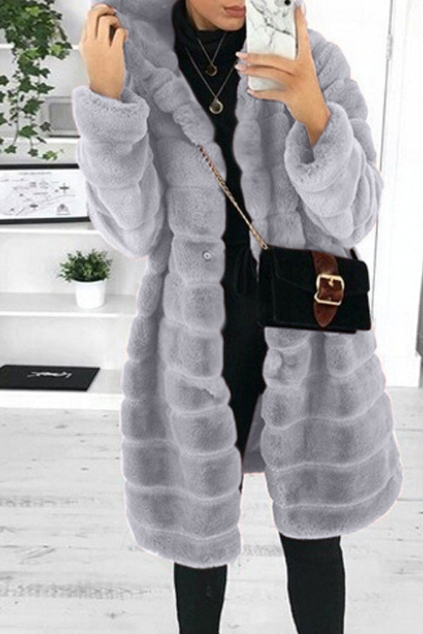 Manteau mi-long à capuche à manches longues de couleur unie en fausse fourrure classique de grande taille