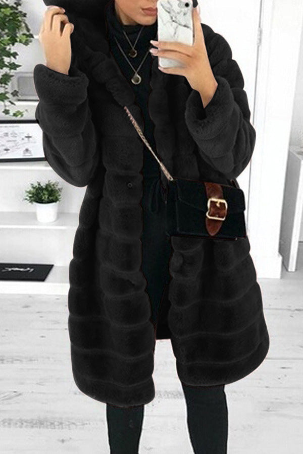 Manteau mi-long à capuche à manches longues de couleur unie en fausse fourrure classique de grande taille