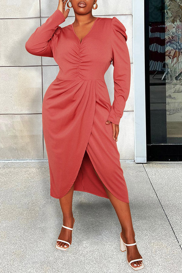 Mode col en V jupe plissée irrégulière à manches longues robe fendue de couleur unie